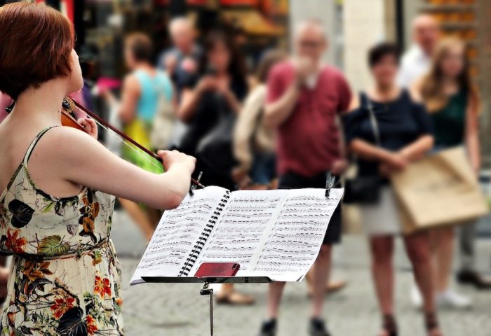 【フランス】子どもから大人まで集まる夏至の音楽祭「フェット・ドゥ・ラ・ミーュジック」とは