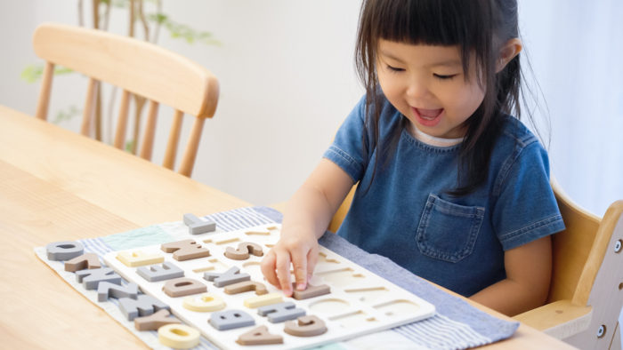 私立と公立小学校、英語教育の違いとメリットとは