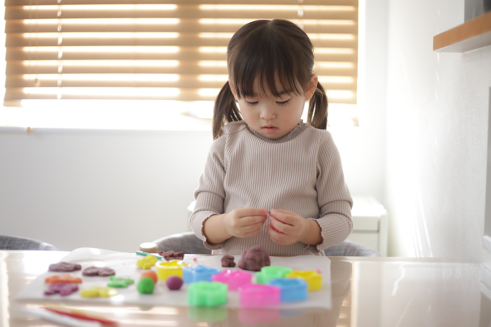 粘土を切る!? 指の感覚が育つ粘土を使ったおままごと