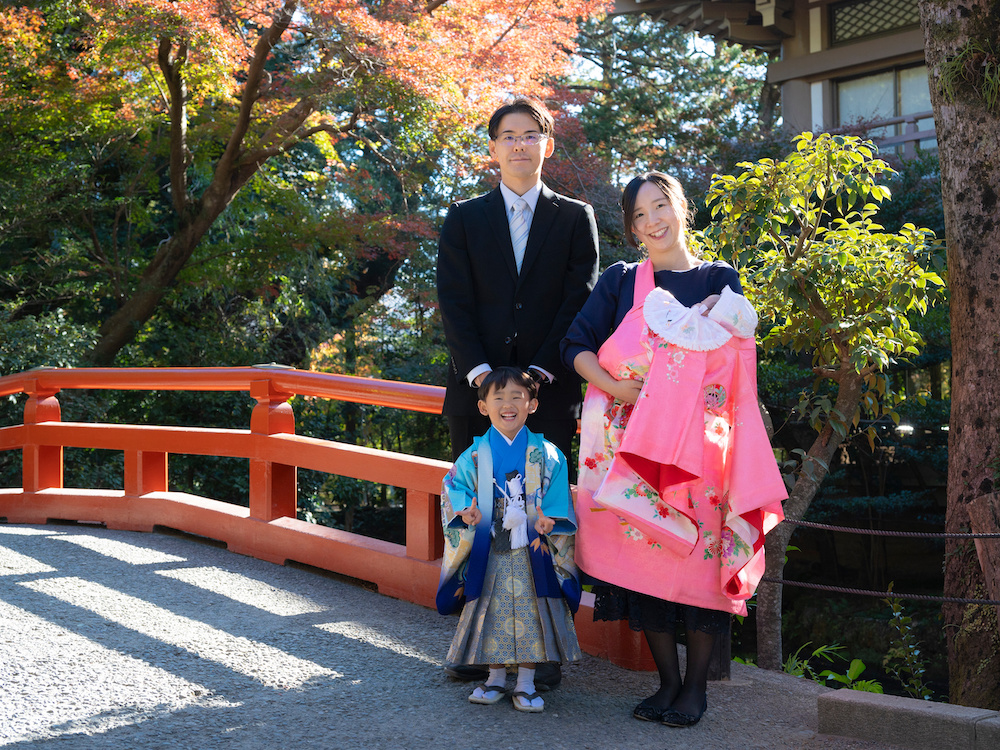 親御さんがフォーマルな服を着ている姿をわが子に見せること、そこにいる人たち皆がフォーマルな服でちょっと緊張する場所を経験しておくことは小学校受験においてとても有効